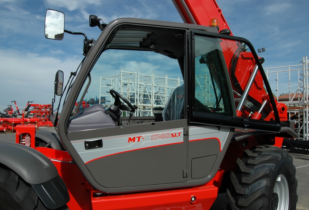 Погрузчики казахстан. Manitou MT-X 1740 SLT. Телескопический погрузчик Manitou MHT-X 790. Manitou MT-X 1440. Manitou MT-X 1840.